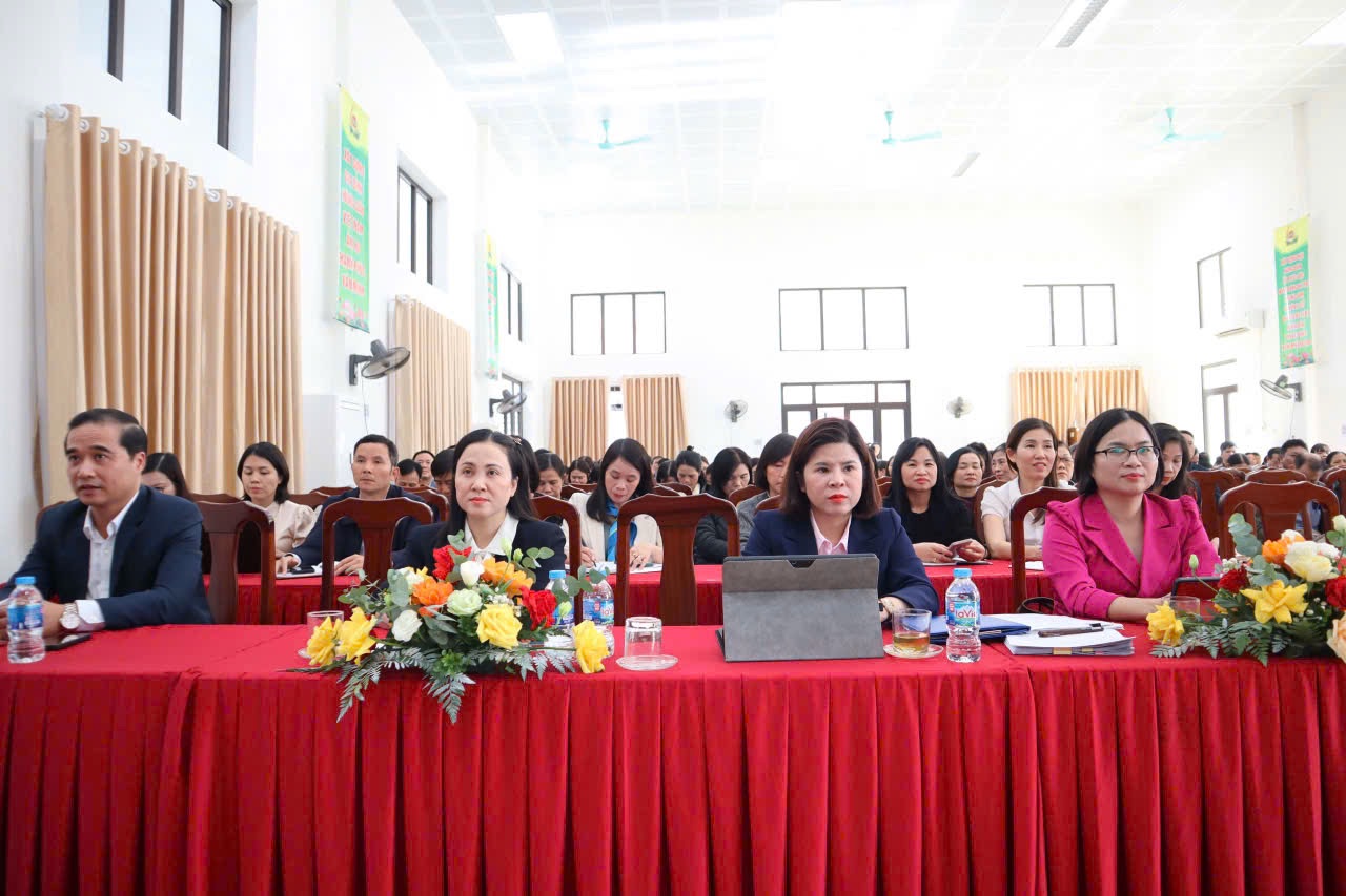 フックロック村党委員会が討論会を開催した Đảng uỷ xã Phúc Lộc tổ chức Hội nghị toạ đàm