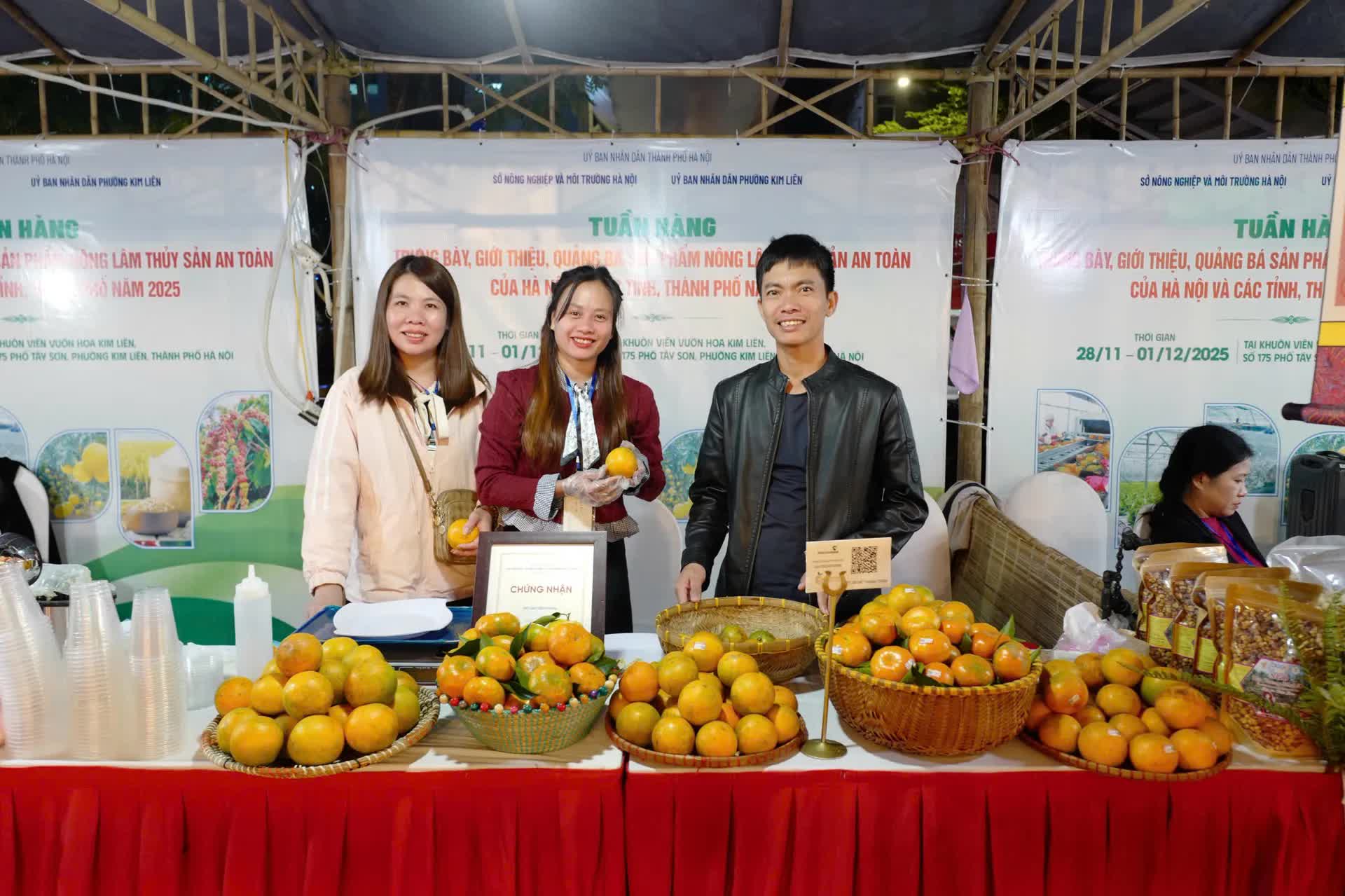 Hơn 1.300 đặc sản vùng miền quy tụ tại Vườn hoa Kim Liên- Ảnh 1.