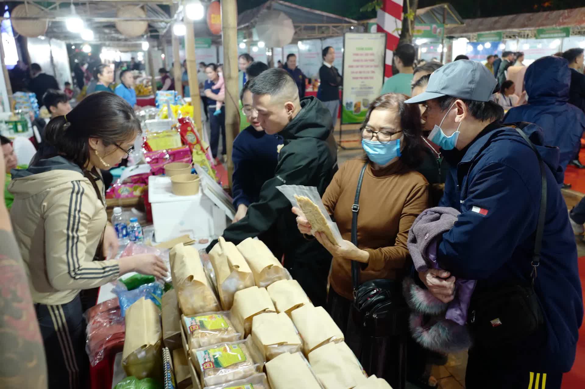 Hơn 1.300 đặc sản vùng miền quy tụ tại Vườn hoa Kim Liên- Ảnh 3.