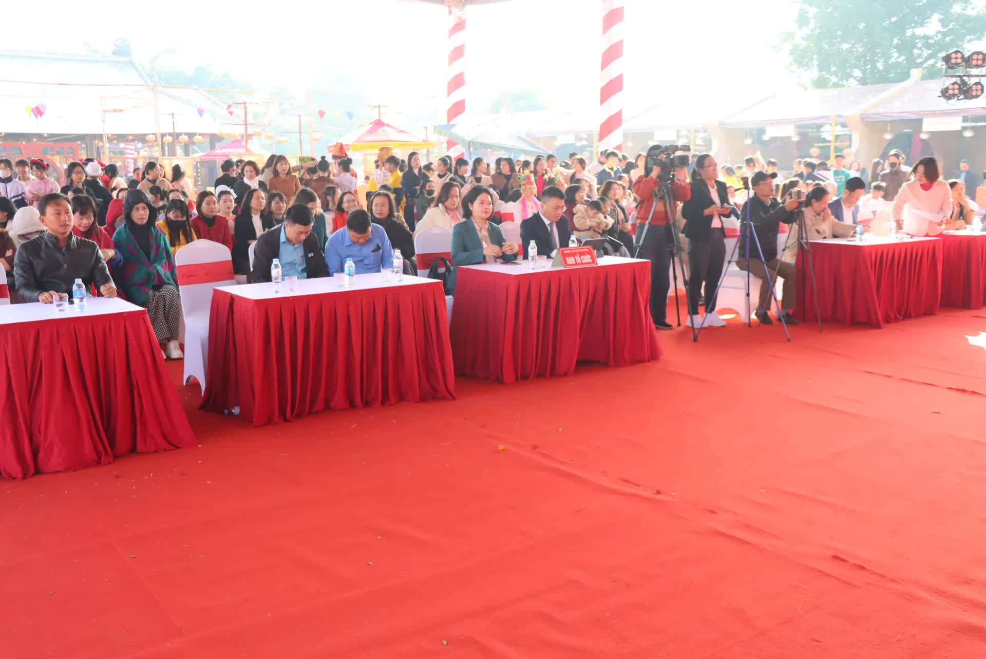 フー・スエンさんは学校の校庭から行政改革とデジタル変革の精神を広めています - 写真 2。 Phú Xuyên lan tỏa tinh thần cải cách hành chính, chuyển đổi số từ sân chơi học đường- Ảnh 2.