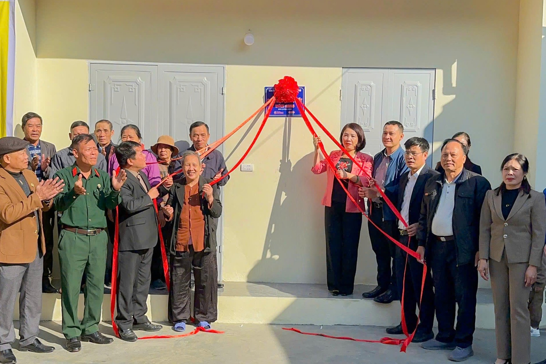 Kieu Phu: Överlämnande av 41 hus från Great Solidarity till hushåll med politiska beslut - Foto 1. Kiều Phú: Bàn giao 41 nhà Đại đoàn kết cho hộ gia đình chính sách- Ảnh 1.