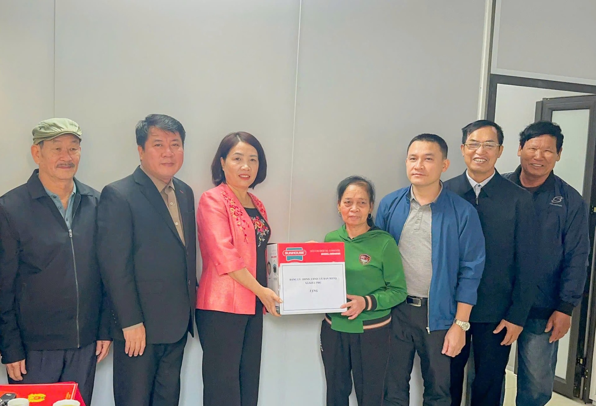 Kieu Phu: Överlämnande av 41 hus från Great Solidarity till hushåll med politiska beslut - Foto 2. Kiều Phú: Bàn giao 41 nhà Đại đoàn kết cho hộ gia đình chính sách- Ảnh 2.