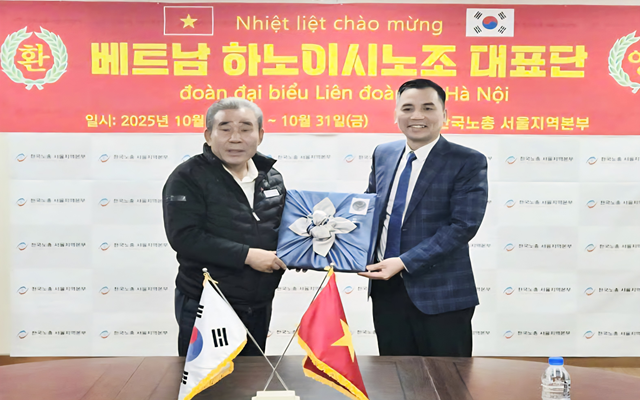 Lãnh đạo LHCĐ thành phố Seoul và LĐLĐ thành phố Hà Nội trao quà lưu niệm.