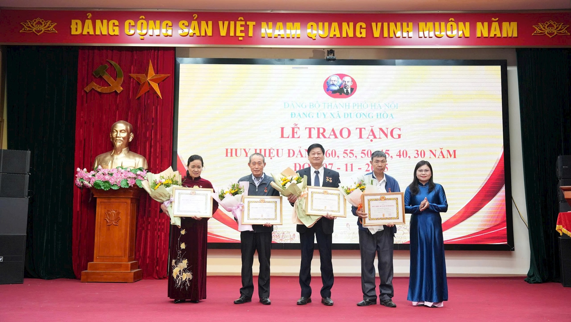 Duong Hoa kommunes partikomité organiserte seremonien for tildeling og posthum utdeling av partimerker 7. november - Bilde 4. Đảng ủy xã Dương Hòa tổ chức Lễ trao tặng, truy tặng Huy hiệu Đảng đợt 7/11- Ảnh 4.