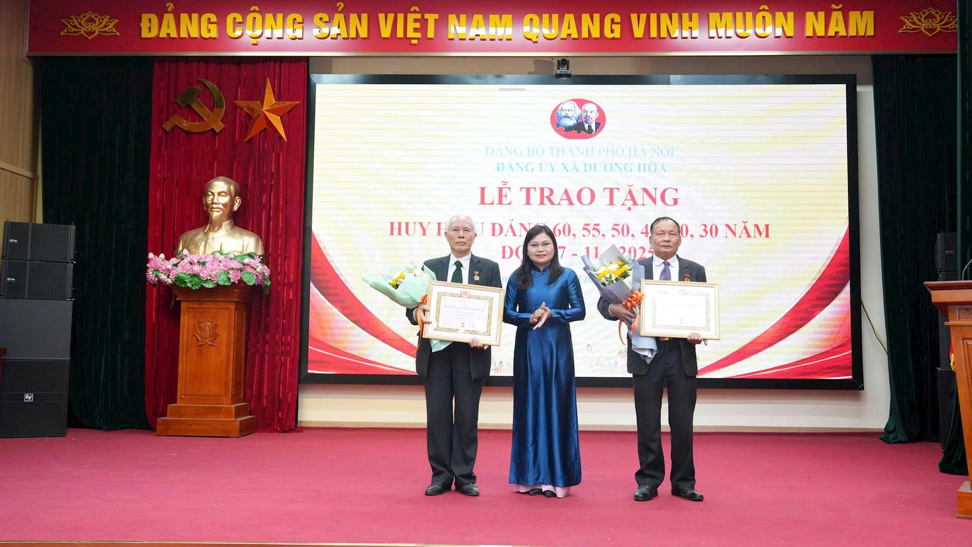 Duong Hoa kommunes partikomité organiserte seremonien for tildeling og posthum utdeling av partimerker 7. november - Bilde 2. Đảng ủy xã Dương Hòa tổ chức Lễ trao tặng, truy tặng Huy hiệu Đảng đợt 7/11- Ảnh 2.