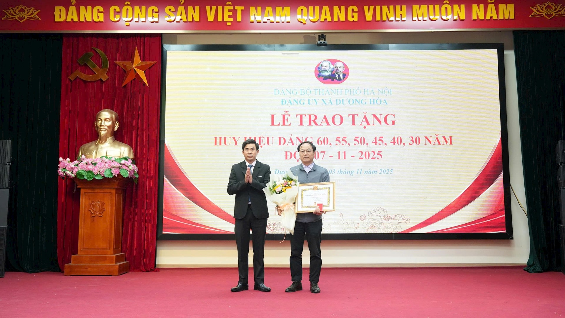 Duong Hoa kommunes partikomité holdt seremonien for tildeling og posthum utdeling av partimerker 7. november - Bilde 5. Đảng ủy xã Dương Hòa tổ chức Lễ trao tặng, truy tặng Huy hiệu Đảng đợt 7/11- Ảnh 5.