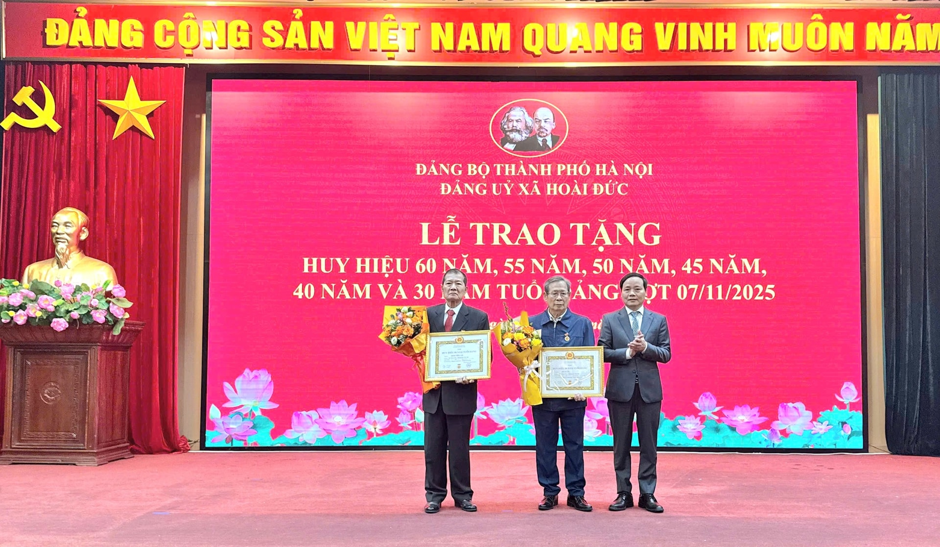 Jawatankuasa Parti Komune Hoai Duc menganugerahkan Lencana Parti pada 7 November - Foto 2. Đảng ủy xã Hoài Đức trao Huy hiệu Đảng đợt 7/11- Ảnh 2.