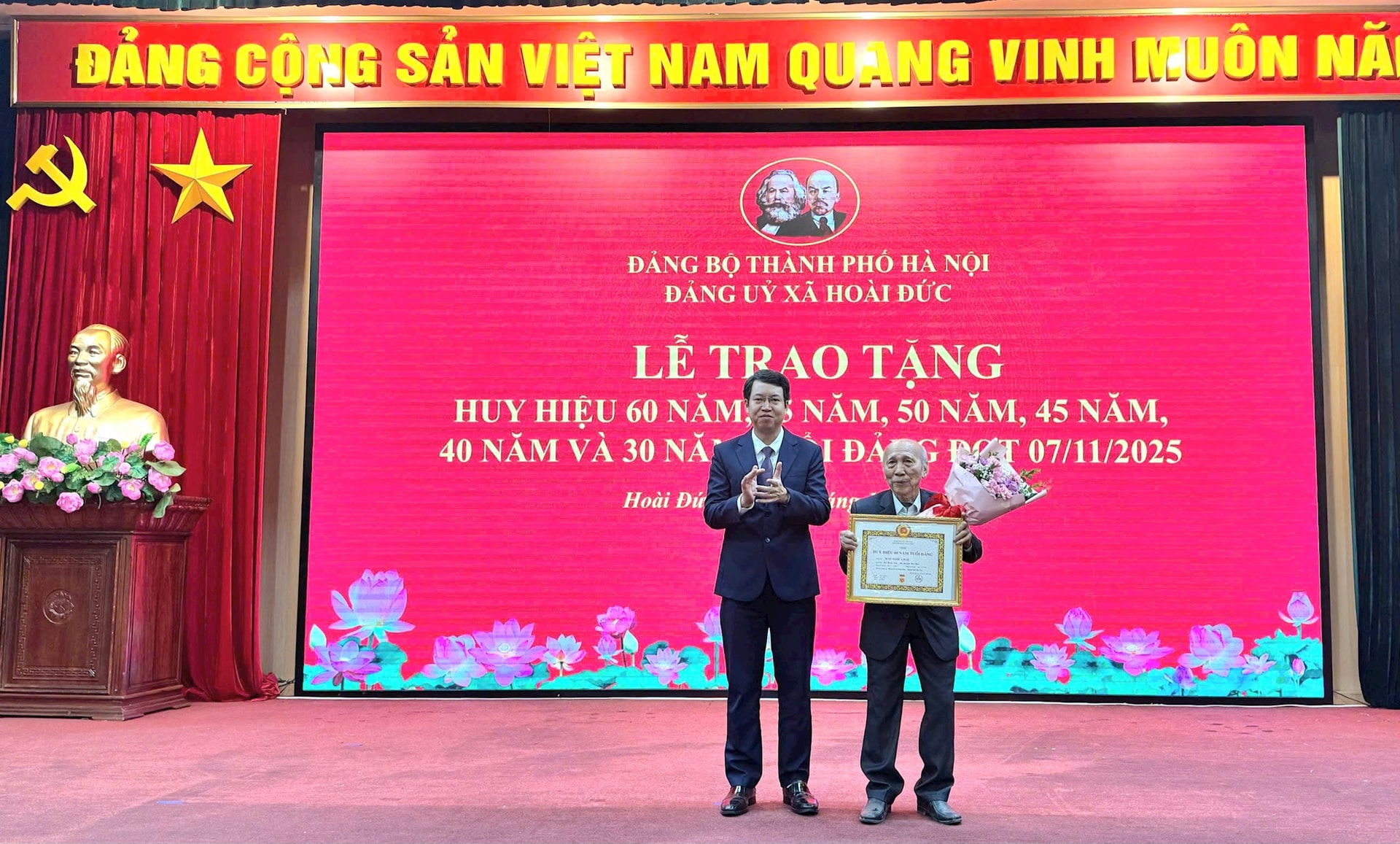 Jawatankuasa Parti Komune Hoai Duc menganugerahkan Lencana Parti pada 7 November - Foto 1. Đảng ủy xã Hoài Đức trao Huy hiệu Đảng đợt 7/11- Ảnh 1.