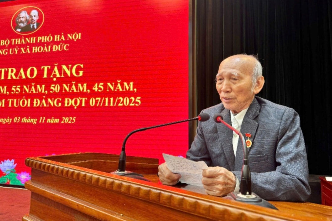 Jawatankuasa Parti Komune Hoai Duc menganugerahkan Lencana Parti pada 7 November - Foto 5. Đảng ủy xã Hoài Đức trao Huy hiệu Đảng đợt 7/11- Ảnh 5.