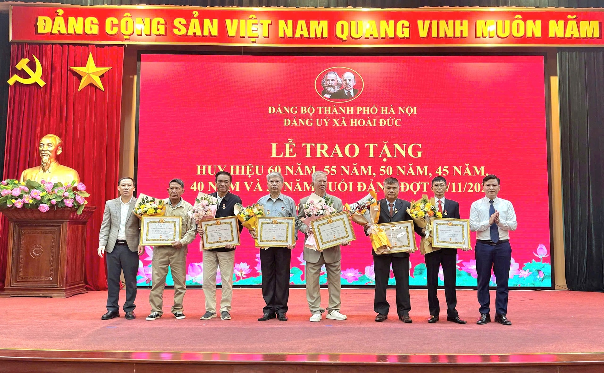 Jawatankuasa Parti Komune Hoai Duc menganugerahkan Lencana Parti pada 7 November - Foto 3. Đảng ủy xã Hoài Đức trao Huy hiệu Đảng đợt 7/11- Ảnh 3.