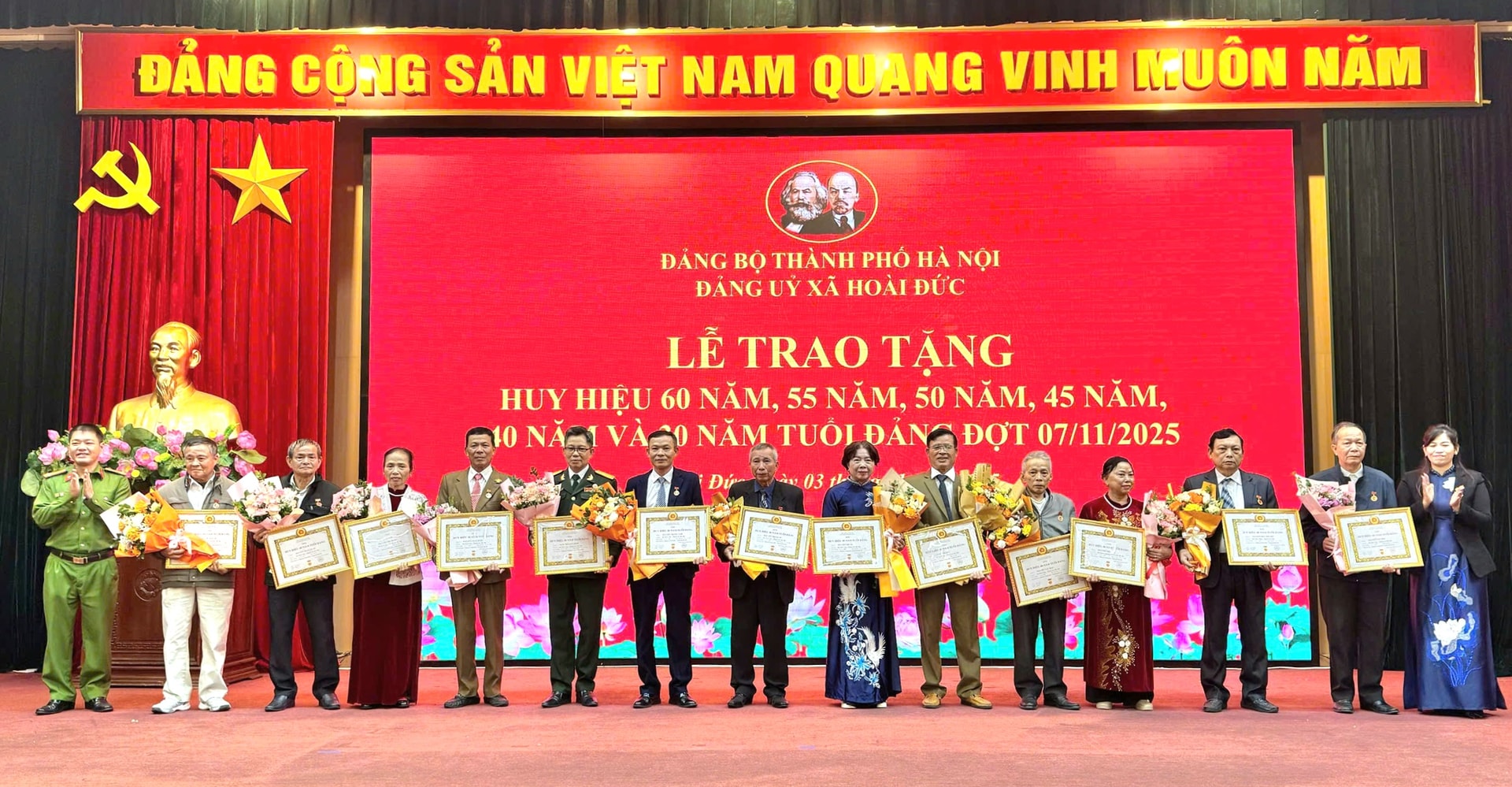 Jawatankuasa Parti Komune Hoai Duc menganugerahkan Lencana Parti pada 7 November - Foto 4. Đảng ủy xã Hoài Đức trao Huy hiệu Đảng đợt 7/11- Ảnh 4.