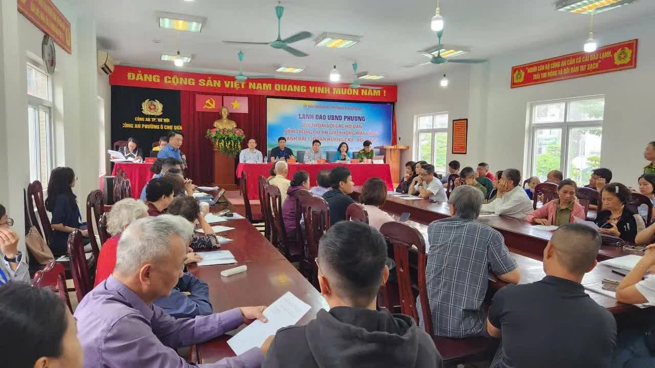 Район О Чо Дуа має намір усунути перешкоди під час розчищення ділянки для проекту кільцевої дороги 1 - Фото 1. Phường Ô Chợ Dừa quyết liệt tháo gỡ vướng mắc trong giải phóng mặt bằng Dự án đường Vành đai 1- Ảnh 1.