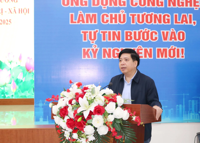 Liderii circumscripției Tay Tuu dialoghează cu localnicii - Fotografia 1. Lãnh đạo phường Tây Tựu đối thoại với Nhân dân trên địa bàn- Ảnh 1.