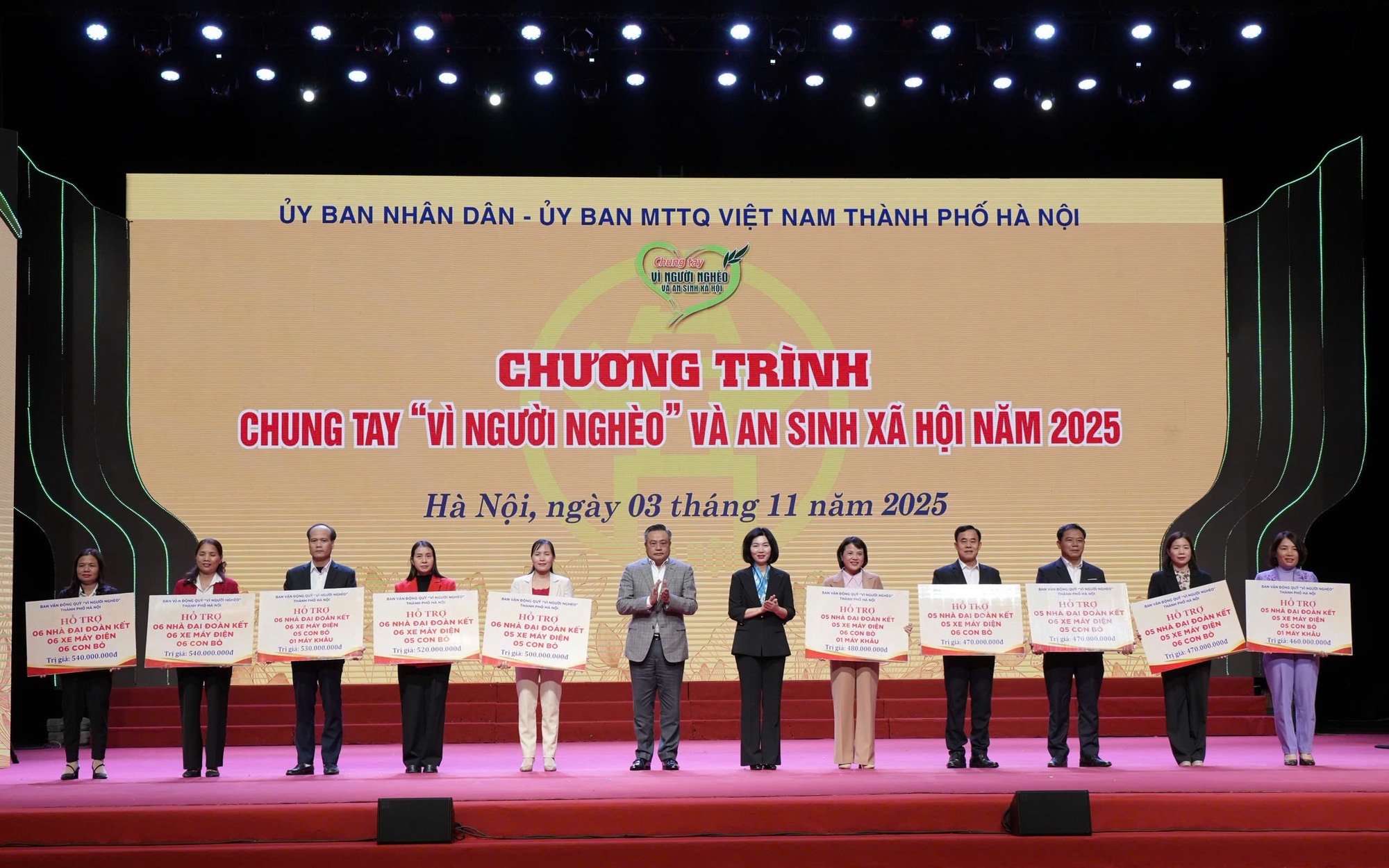 Chủ tịch UBND thành phố Hà Nội Trần Sỹ Thanh và Phó Chủ tịch Thường trực HĐND thành phố Hà Nội Phùng Thị Hồng Hà trao hỗ trợ phân bổ cho các địa phương.