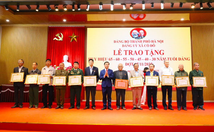 Co Do Commune reikte op 7 november partijbadges uit aan 62 partijleden - Foto 2. Xã Cổ Đô trao Huy hiệu Đảng đợt 7/11 cho 62 Đảng viên- Ảnh 2.