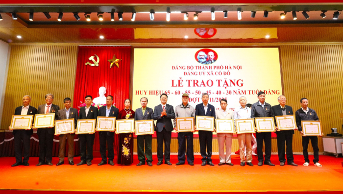 Co Do Commune reikte op 7 november partijbadges uit aan 62 partijleden - Foto 3. Xã Cổ Đô trao Huy hiệu Đảng đợt 7/11 cho 62 Đảng viên- Ảnh 3.