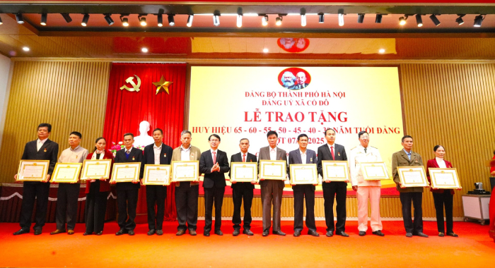 Co Do Commune reikte op 7 november partijbadges uit aan 62 partijleden - Foto 4. Xã Cổ Đô trao Huy hiệu Đảng đợt 7/11 cho 62 Đảng viên- Ảnh 4.