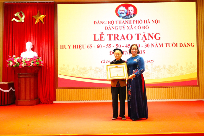 Co Do Commune reikte op 7 november partijbadges uit aan 62 partijleden - Foto 1. Xã Cổ Đô trao Huy hiệu Đảng đợt 7/11 cho 62 Đảng viên- Ảnh 1.