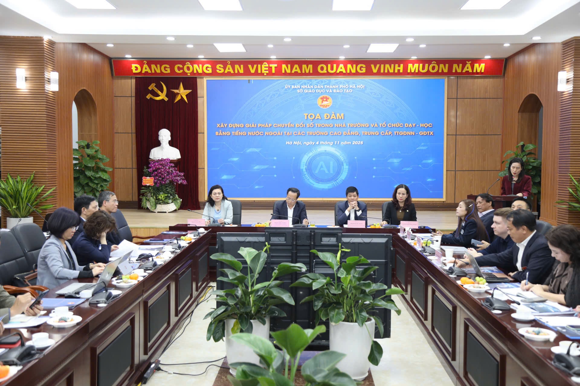 Ngành Giáo dục Thủ đô đẩy mạnh chuyển đổi số và dạy học bằng tiếng nước ngoài- Ảnh 1.