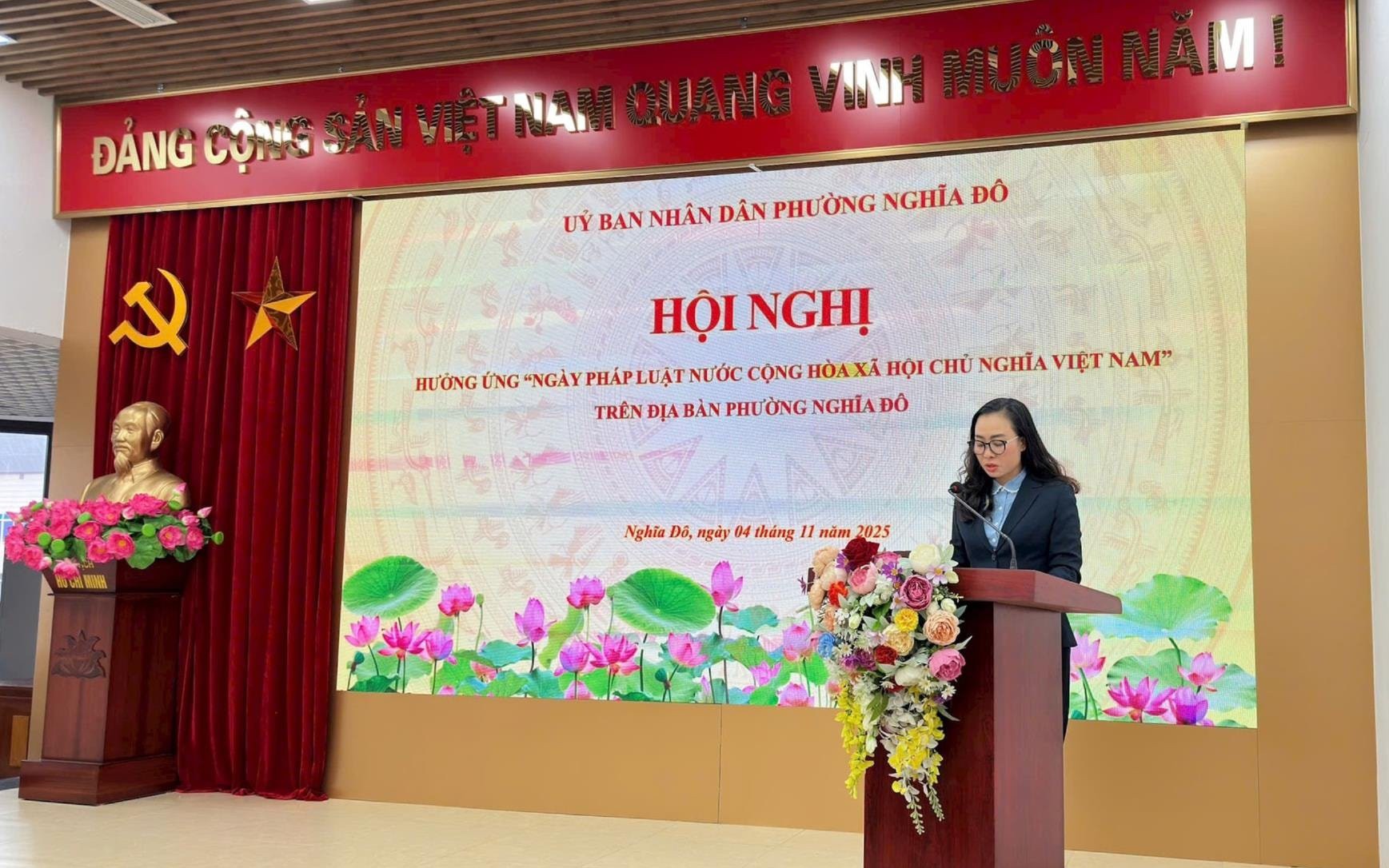 ທ່ານນາງຮອງປະທານຄະນະກຳມະການປະຊາຊົນຕາແສງ Nghia Do, Phan Thi Thu Ha ກ່າວຄຳເຫັນທີ່ກອງປະຊຸມ Phó Chủ tịch UBND phường Nghĩa Đô Phan Thị Thu Hà phát biểu tại Hội nghị