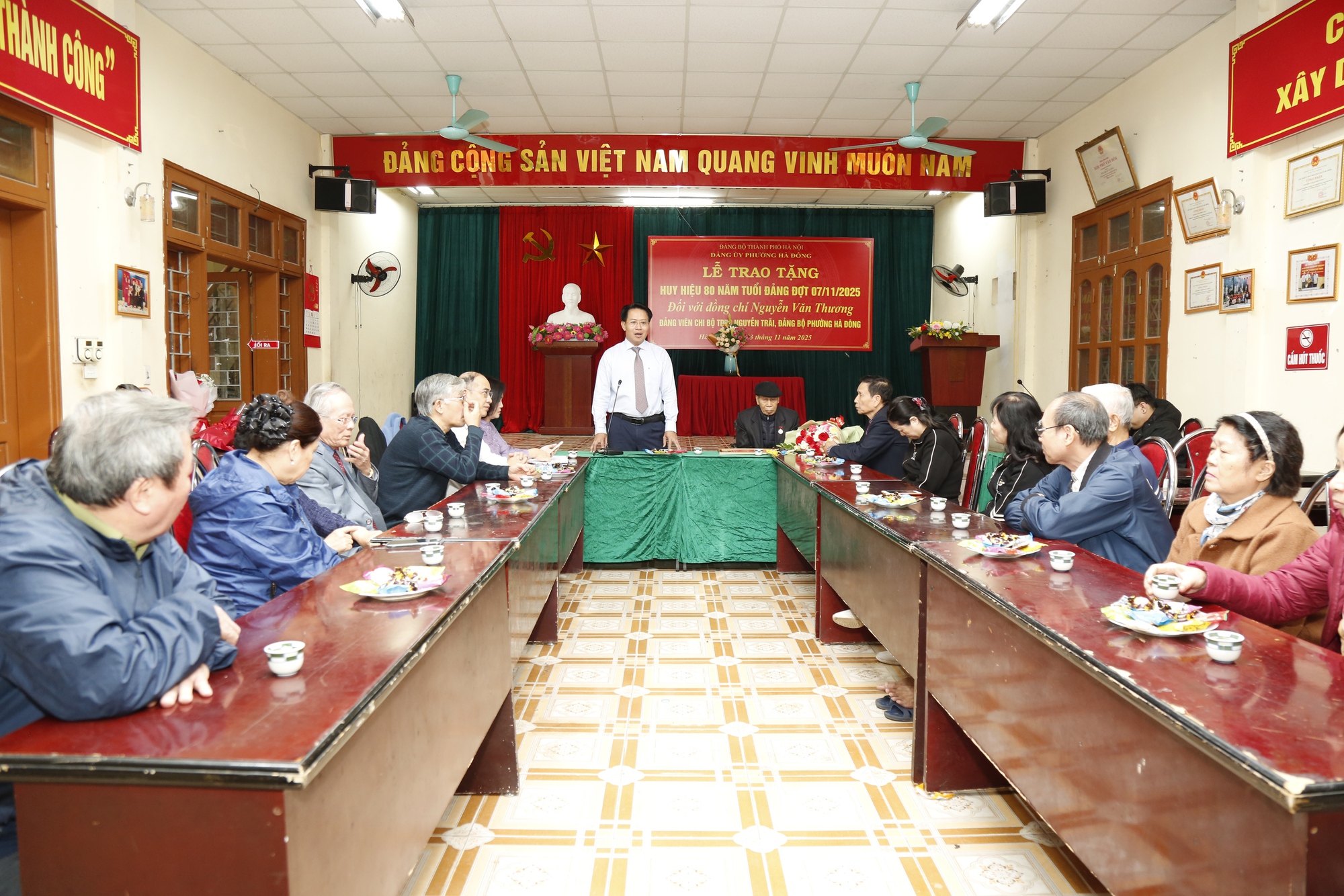 គណៈកម្មាធិការបក្សសង្កាត់ Ha Dong ប្រគល់ផ្លាកសញ្ញាសមាជិកបក្ស ៨០ឆ្នាំ និង៧៥ឆ្នាំ ដល់សមាជិកបក្សអតីតយុទ្ធជន - រូបថត ៣. Đảng ủy phường Hà Đông trao huy hiệu 80 năm, 75 năm tuổi Đảng cho các đảng viên lão thành- Ảnh 3.