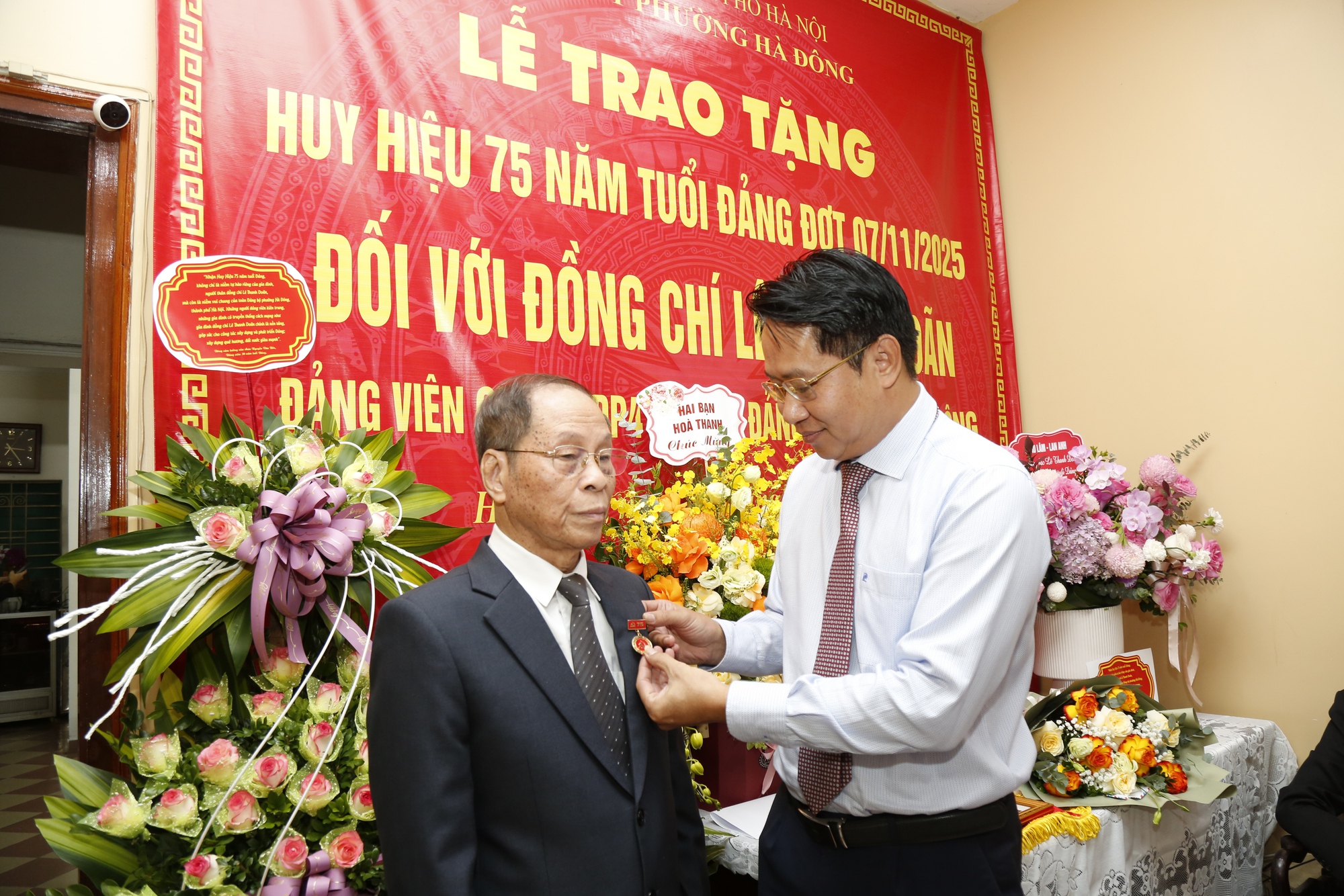 គណៈកម្មាធិការបក្សសង្កាត់ Ha Dong ប្រគល់ផ្លាកសញ្ញាសមាជិកបក្ស ៨០ឆ្នាំ និង៧៥ឆ្នាំ ដល់សមាជិកបក្សអតីតយុទ្ធជន - រូបថត ២. Đảng ủy phường Hà Đông trao huy hiệu 80 năm, 75 năm tuổi Đảng cho các đảng viên lão thành- Ảnh 2.