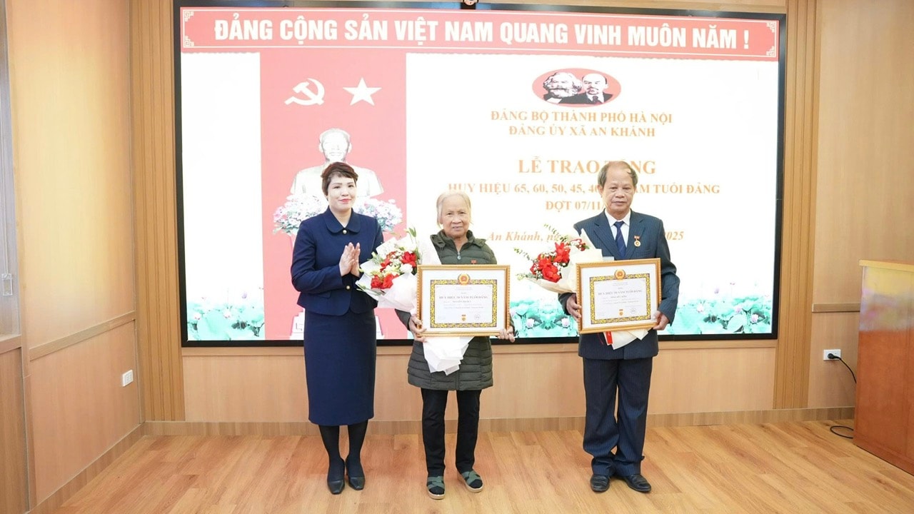 Jawatankuasa Parti Komune Khanh menganugerahkan dan menganugerahkan Lencana Parti secara anumerta pada 7 November - Foto 4. Đảng bộ xã An Khánh trao tặng, truy tặng Huy hiệu Đảng đợt 7/11- Ảnh 4.