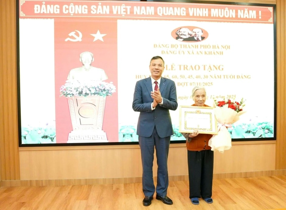 Jawatankuasa Parti Komune Khanh menganugerahkan dan menganugerahkan Lencana Parti secara anumerta pada 7 November - Foto 2. Đảng bộ xã An Khánh trao tặng, truy tặng Huy hiệu Đảng đợt 7/11- Ảnh 2.