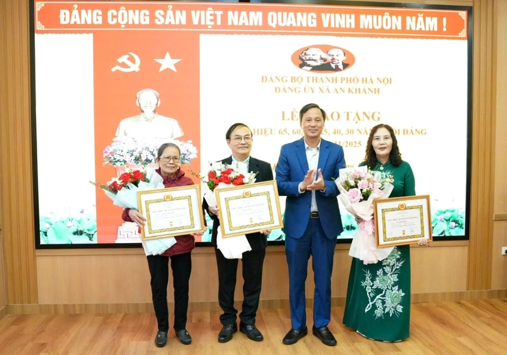 Jawatankuasa Parti Komune Khanh menganugerahkan dan menganugerahkan Lencana Parti secara anumerta pada 7 November - Foto 3. Đảng bộ xã An Khánh trao tặng, truy tặng Huy hiệu Đảng đợt 7/11- Ảnh 3.