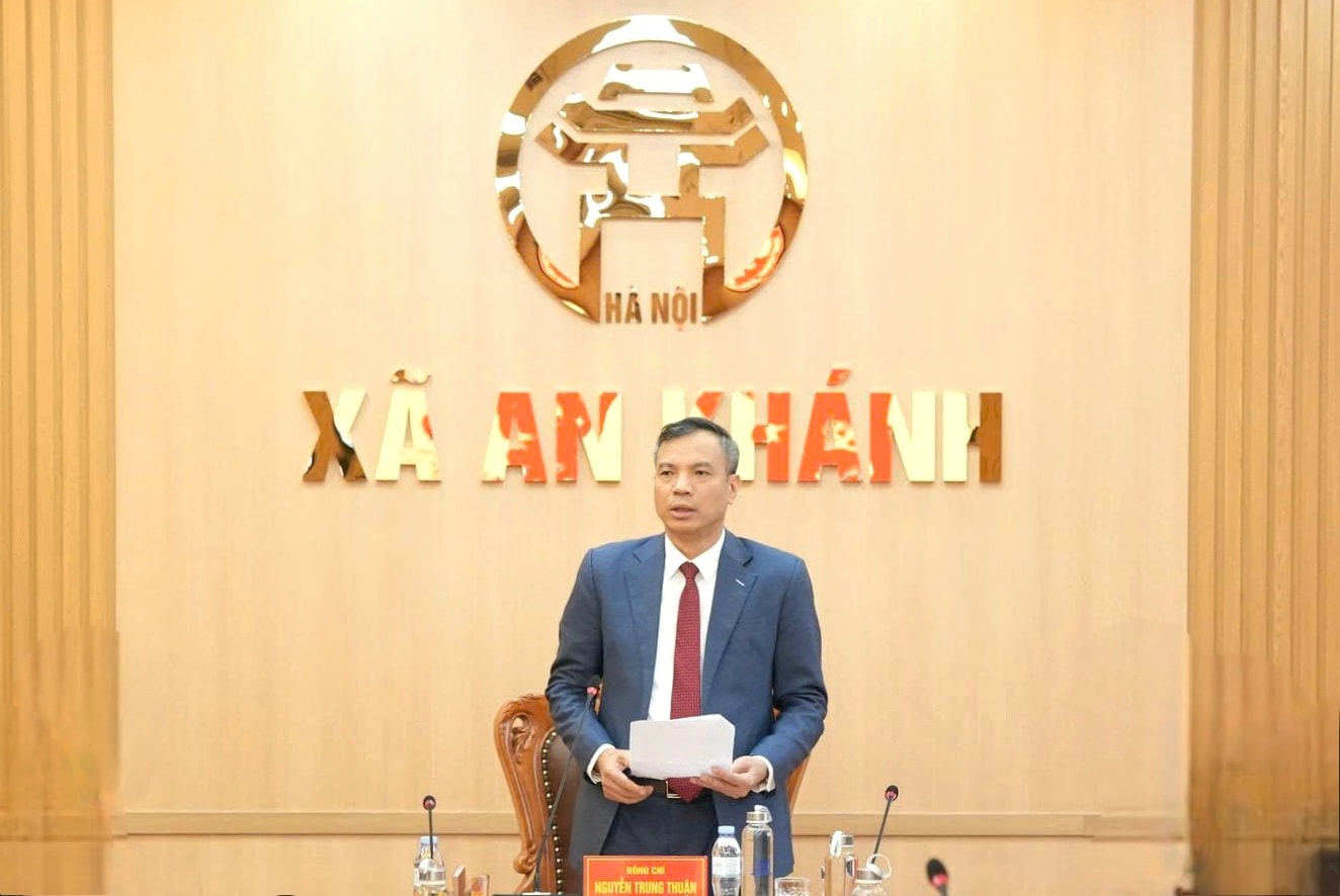 Jawatankuasa Parti Komune Khanh menganugerahkan dan menganugerahkan Lencana Parti secara anumerta pada 7 November - Foto 1. Đảng bộ xã An Khánh trao tặng, truy tặng Huy hiệu Đảng đợt 7/11- Ảnh 1.