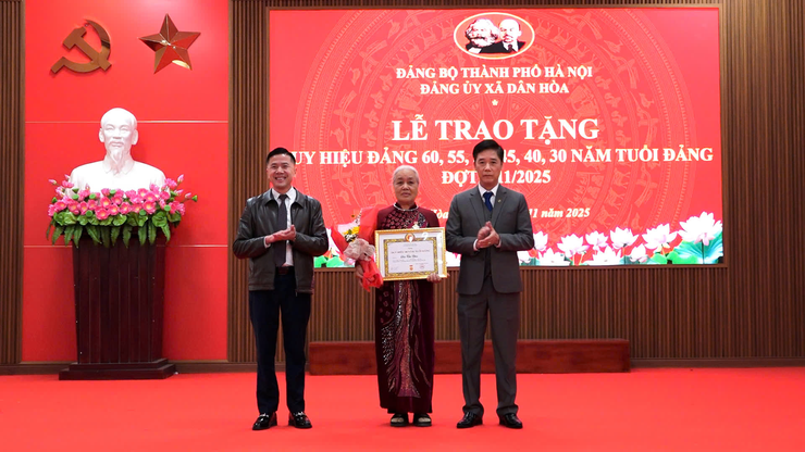 Comuna de Dan Hoa: Entrega de distintivos partidários a 27 membros do Partido em 7 de novembro de 2025 - Foto 1. Xã Dân Hòa: Trao Huy hiệu Đảng tặng 27 đảng viên đợt 7/11/2025- Ảnh 1.