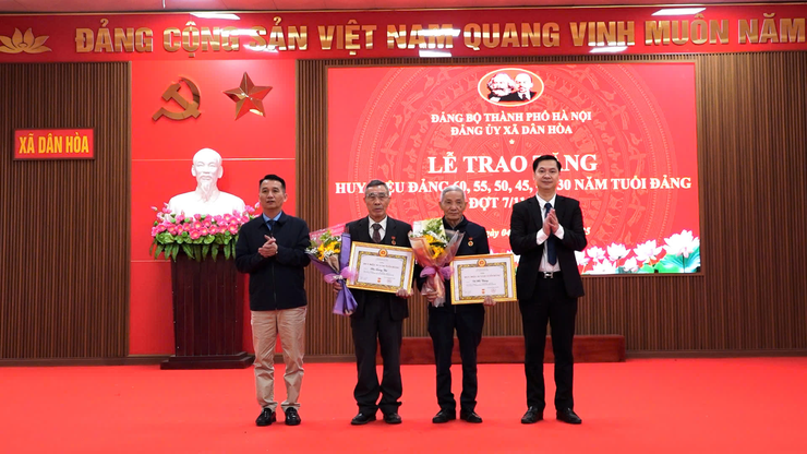 Comuna de Dan Hoa: Entrega de distintivos partidários a 27 membros do Partido em 7 de novembro de 2025 - Foto 2. Xã Dân Hòa: Trao Huy hiệu Đảng tặng 27 đảng viên đợt 7/11/2025- Ảnh 2.