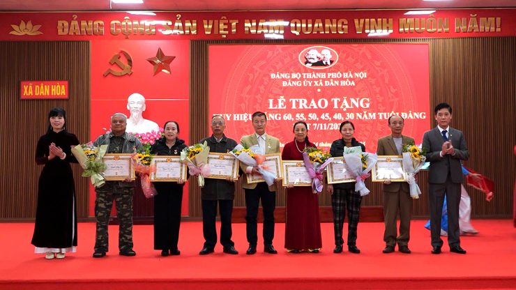 Comuna de Dan Hoa: Entrega de distintivos partidários a 27 membros do Partido em 7 de novembro de 2025 - Foto 3. Xã Dân Hòa: Trao Huy hiệu Đảng tặng 27 đảng viên đợt 7/11/2025- Ảnh 3.