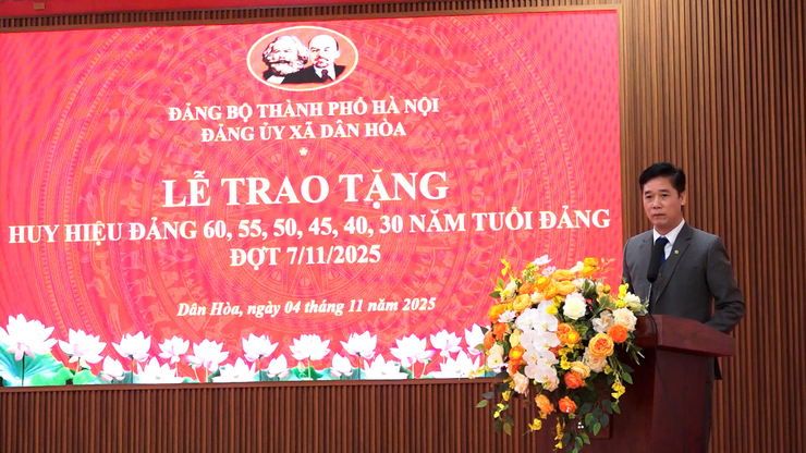 Comuna de Dan Hoa: Entrega de distintivos partidários a 27 membros do Partido em 7 de novembro de 2025 - Foto 4. Xã Dân Hòa: Trao Huy hiệu Đảng tặng 27 đảng viên đợt 7/11/2025- Ảnh 4.