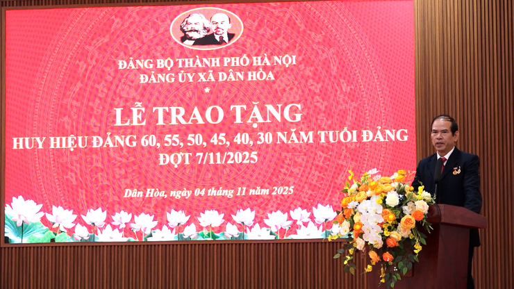 Comuna de Dan Hoa: Entrega de distintivos partidários a 27 membros do Partido em 7 de novembro de 2025 - Foto 5. Xã Dân Hòa: Trao Huy hiệu Đảng tặng 27 đảng viên đợt 7/11/2025- Ảnh 5.