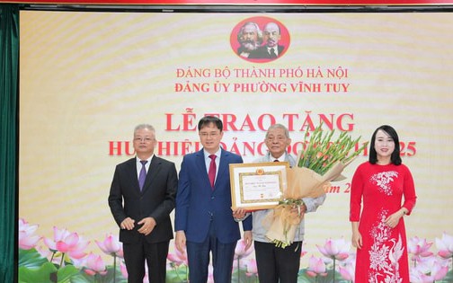 Leaders of Vinh Tuy ward awarded Party badges to veteran party members. Các đồng chí lãnh đạo phường Vĩnh Tuy trao Huy hiệu Đảng tặng đảng viên lão thành