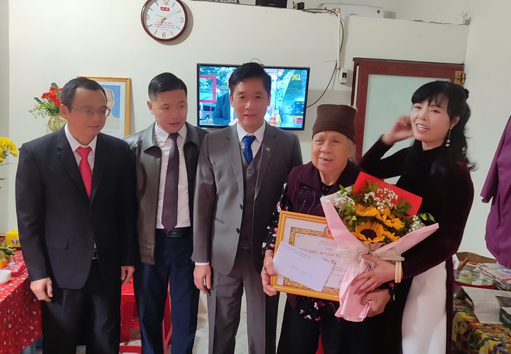 Comuna de Dan Hoa: Entrega de distintivos partidários a 27 membros do Partido em 7 de novembro de 2025 - Foto 6. Xã Dân Hòa: Trao Huy hiệu Đảng tặng 27 đảng viên đợt 7/11/2025- Ảnh 6.