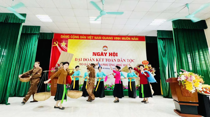 អបអរសាទរទិវាឯកភាពជាតិដ៏អស្ចារ្យ នៅលំនៅដ្ឋានក្រុមទី១៤ វួដ Phu Dien - រូបថត ១. Sôi nổi Ngày hội Đại đoàn kết toàn dân tộc tại Tổ dân phố 14, phường Phú Diễn- Ảnh 1.