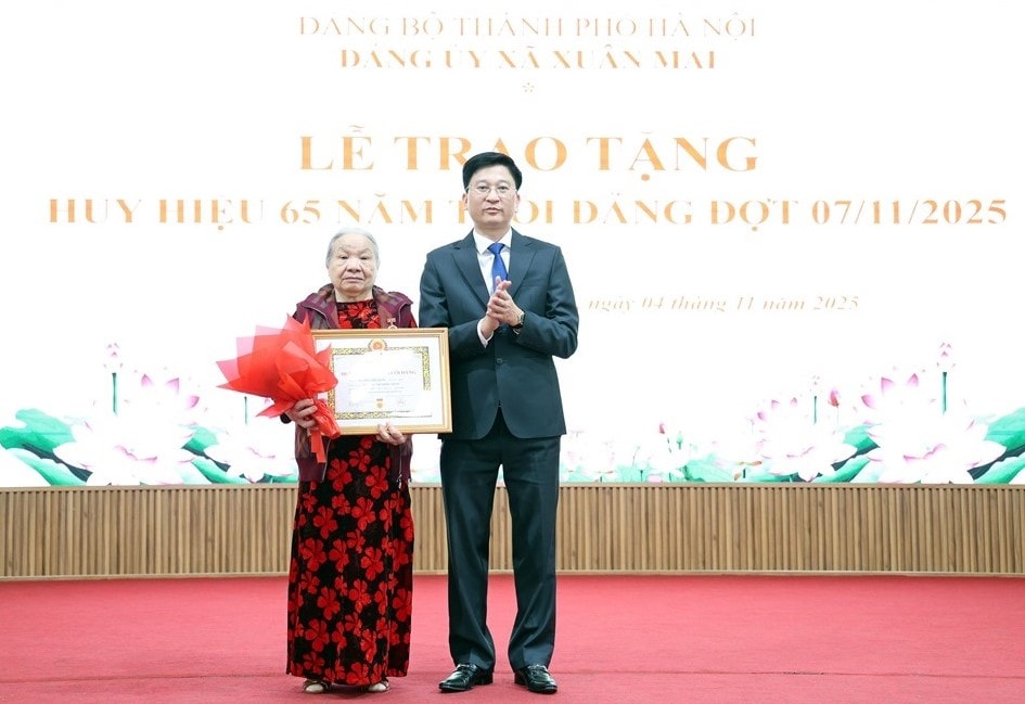 Obec Xuan Mai: 30 členů strany obdrželo stranické odznaky - Foto 1. Xã Xuân Mai: 30 đảng viên được trao tặng Huy hiệu Đảng- Ảnh 1.