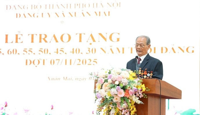 Obec Xuan Mai: 30 členů strany obdrželo stranické odznaky - Foto 4. Xã Xuân Mai: 30 đảng viên được trao tặng Huy hiệu Đảng- Ảnh 4.