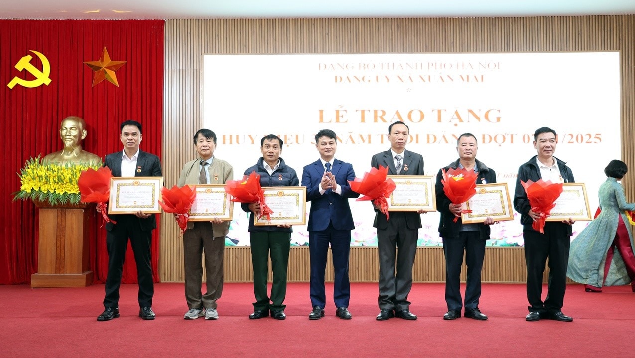 Obec Xuan Mai: 30 členů strany obdrželo stranické odznaky - Foto 3. Xã Xuân Mai: 30 đảng viên được trao tặng Huy hiệu Đảng- Ảnh 3.