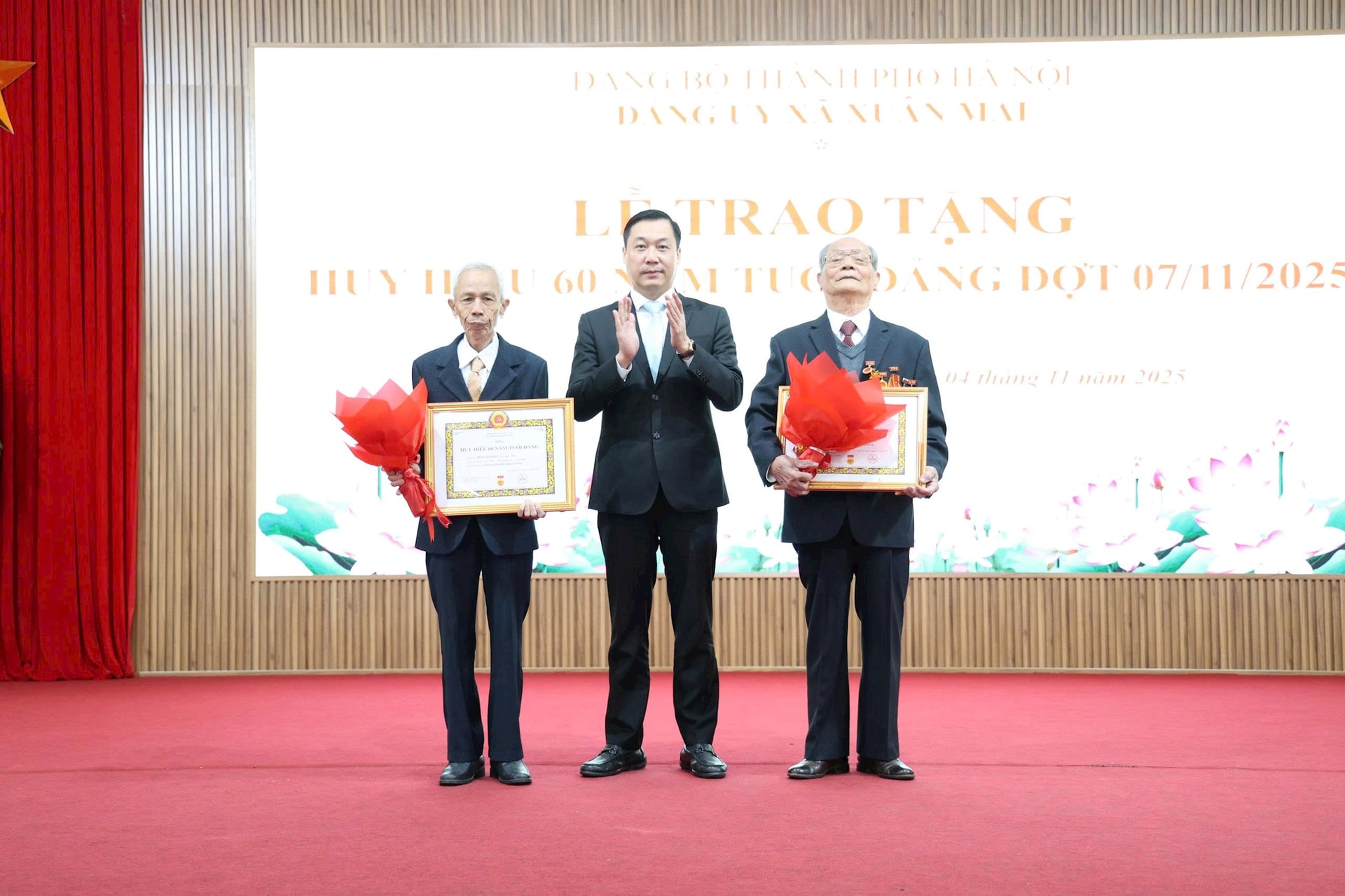 Obec Xuan Mai: 30 členů strany obdrželo stranické odznaky - Foto 2. Xã Xuân Mai: 30 đảng viên được trao tặng Huy hiệu Đảng- Ảnh 2.