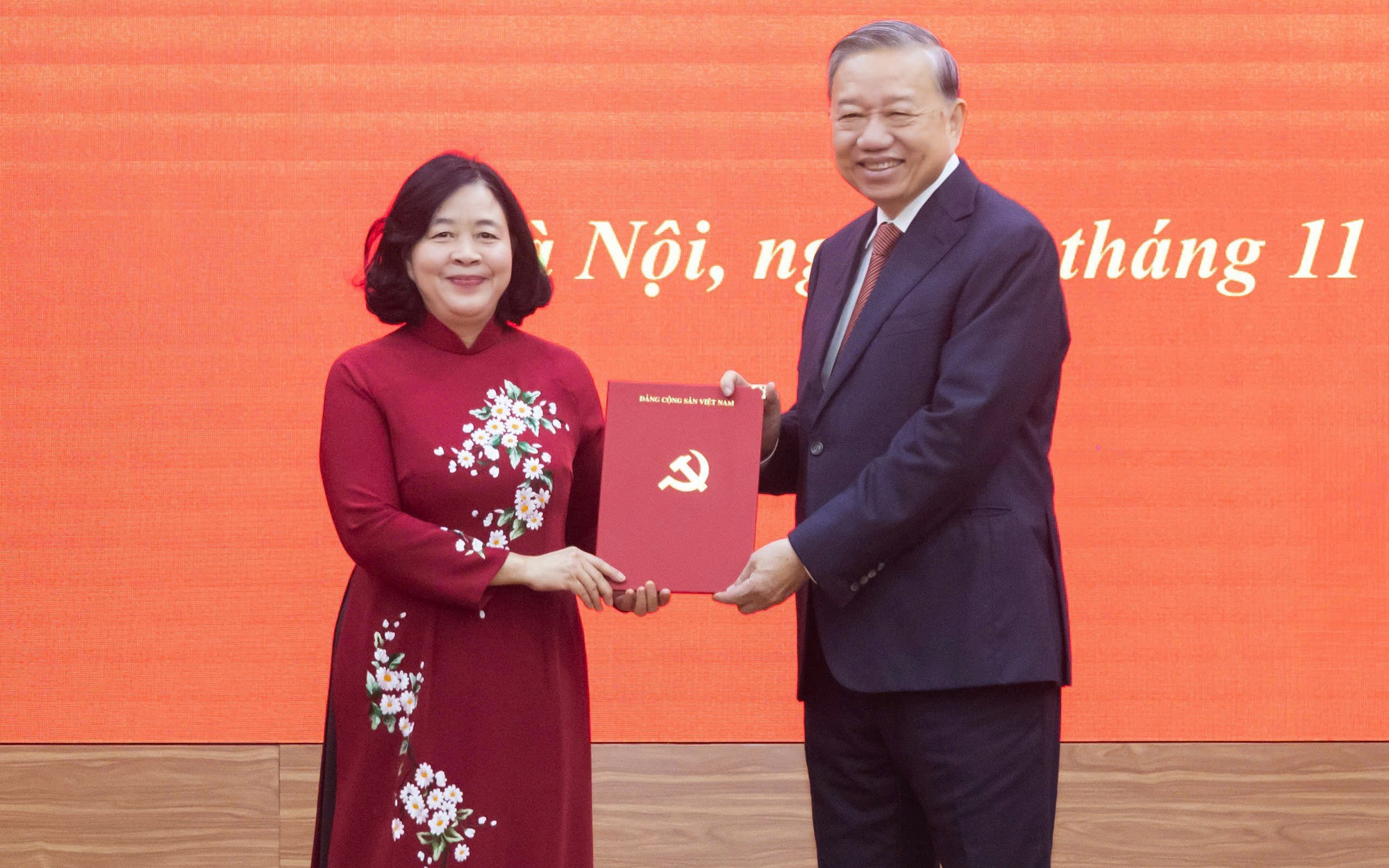 Tổng Bí thư Tô Lâm đã trao Quyết định của Bộ Chính trị cho đồng chí Bùi Thị Minh Hoài giữ chức Bí thư Đảng ủy Mặt trận tổ quốc, các đoàn thể Trung ương.