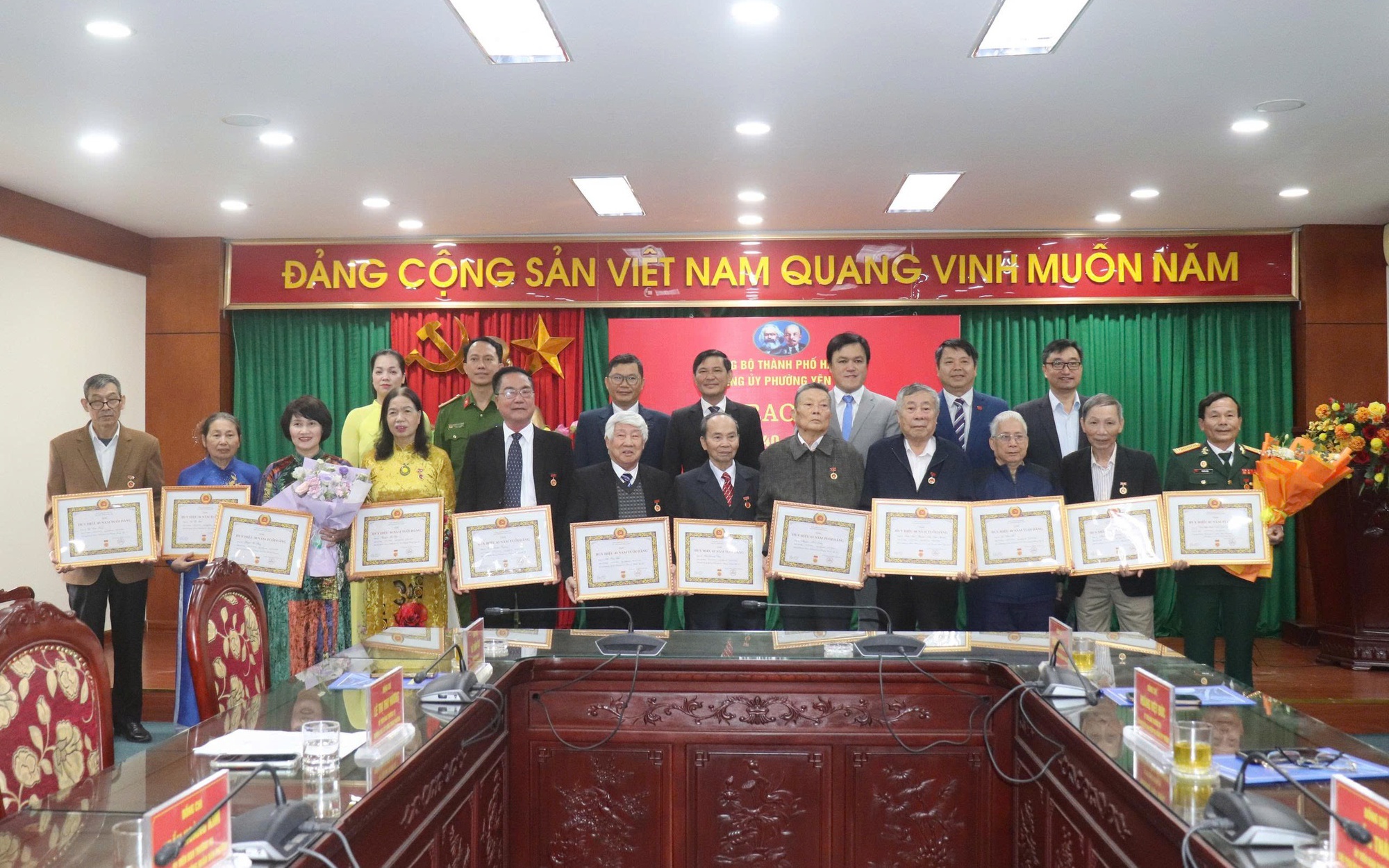 Керівники округу Єн Со зробили фотографії на згадку з ветеранами партії Lãnh đạo phường Yên Sở chụp ảnh lưu niệm với các đảng viên lão thành