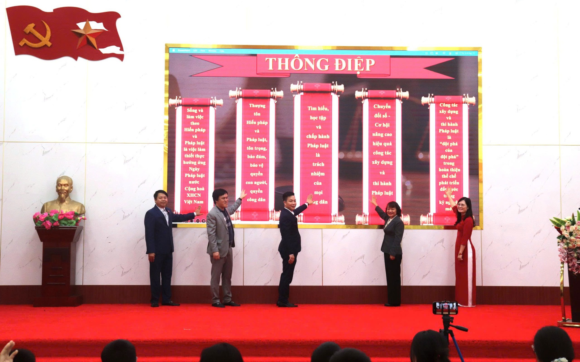 Lãnh đạo phường Yên Sở trao thông điệp tại buổi lễ phát động hưởng ứng