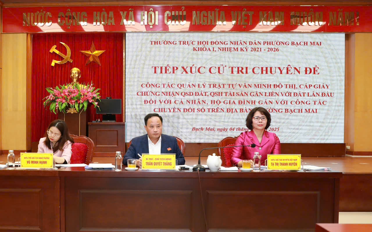 Các đồng chí lãnh đạo phường Bạch Mai chủ trì hội nghị tiếp xúc cử tri chuyên đề