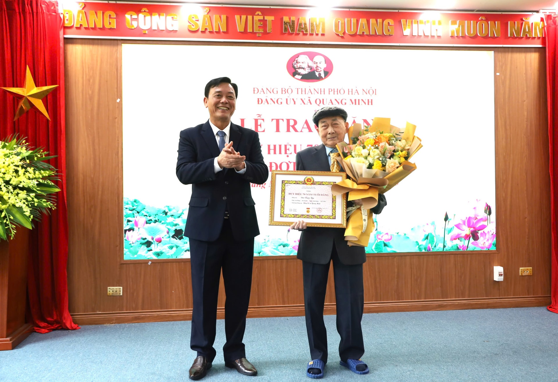 Thiếu tướng Đào Văn Nhận trao Huy hiệu Đảng tặng các đảng viên xã Quang Minh- Ảnh 1.