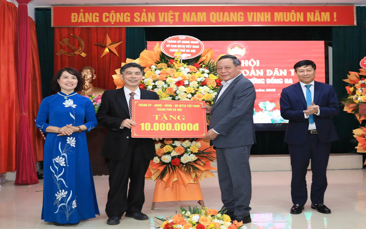 Phó Bí thư Thường trực Thành ủy Hà Nội Nguyễn Văn Phong tặng lẵng hoa chúc mừng Ngày hội đại đoàn kết toàn dân tộc năm 2025 Khu dân cư số 30, phường Đống Đa.