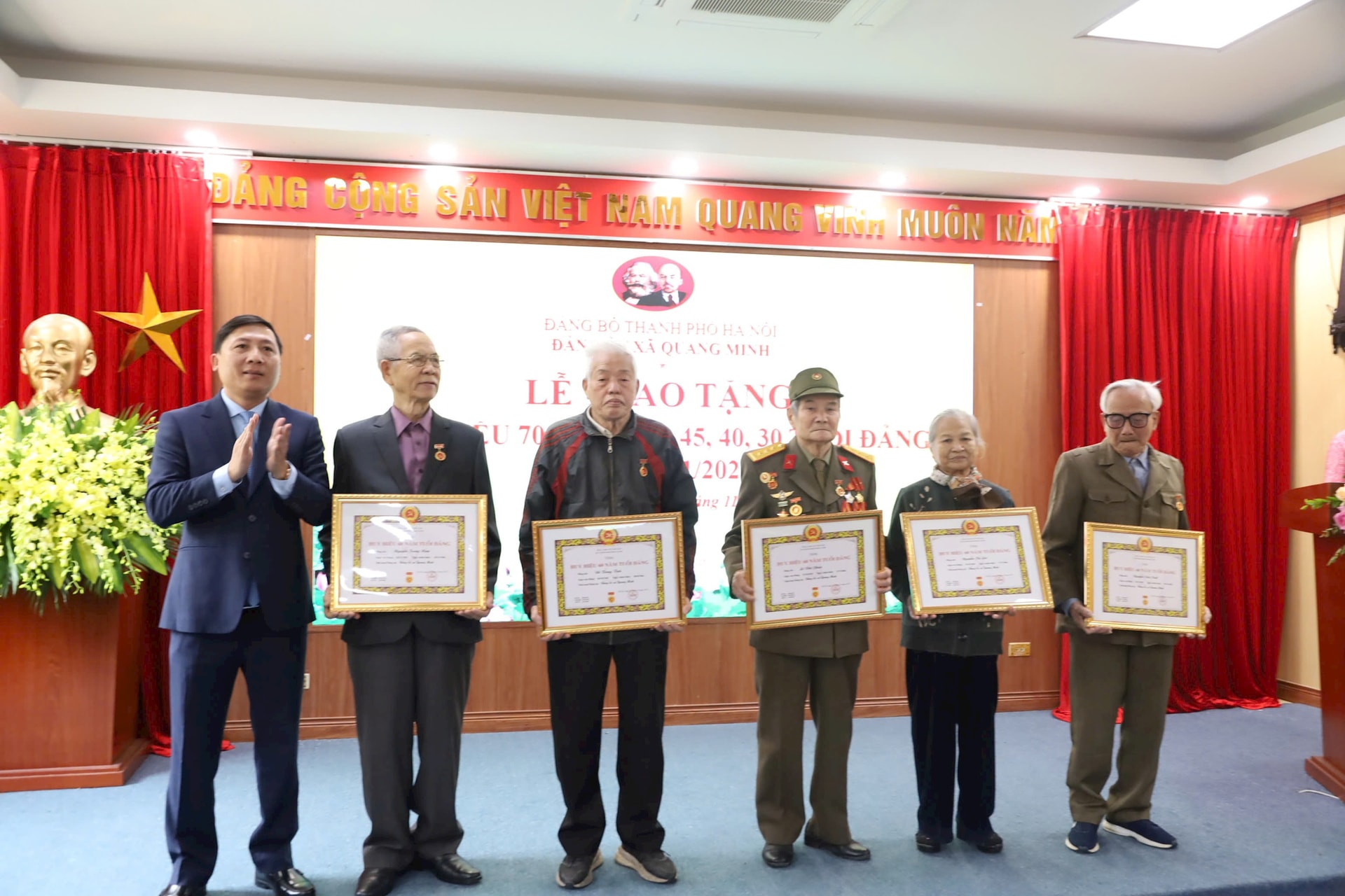 Thiếu tướng Đào Văn Nhận trao Huy hiệu Đảng tặng các đảng viên xã Quang Minh- Ảnh 2.