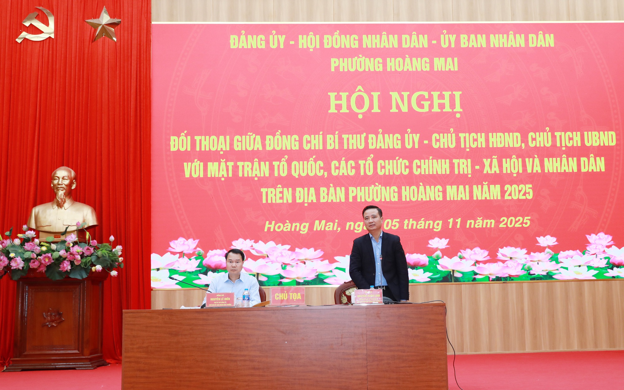 Partisekretær, leder av folkerådet i Hoang Mai Ward, Nguyen Xuan Linh, talte på konferansen Bí thư Đảng ủy, Chủ tịch HĐND phường Hoàng Mai Nguyễn Xuân Linh phát biểu tại Hội nghị